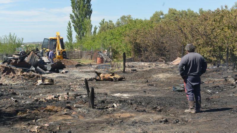 Detalles del incendio que destruyó una casa y dejó a una familia en la calle